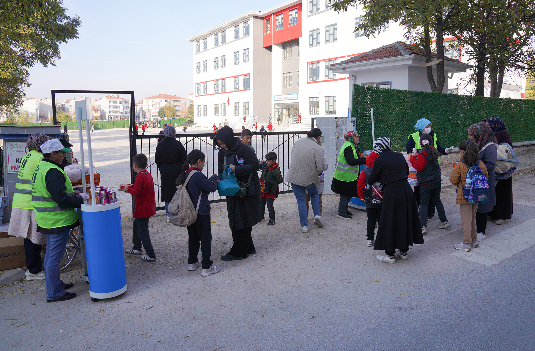 Tepebaşı Belediyesi’nin ilköğretim kurumundaki öğrenciler için yürüttüğü beslenme desteği devam