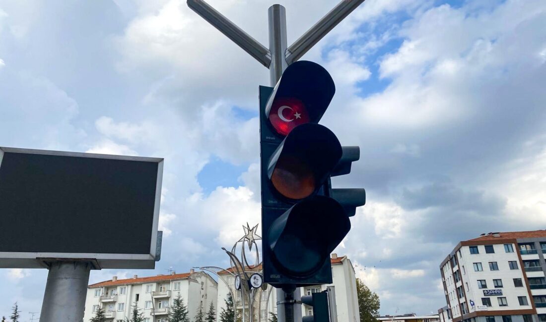 Uşak’ta Trafik Lambalarına Milli Duyguları Güçlendiren Anlamlı Uygulama Uşak’ta Trafik Lambalarına Milli Duyguları Güçlendiren Anlamlı Uygulama Uşak Belediyesi,