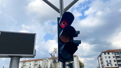 Uşak’ta Trafik Lambalarına Milli Duyguları Güçlendiren Anlamlı Uygulama Uşak Belediyesi,