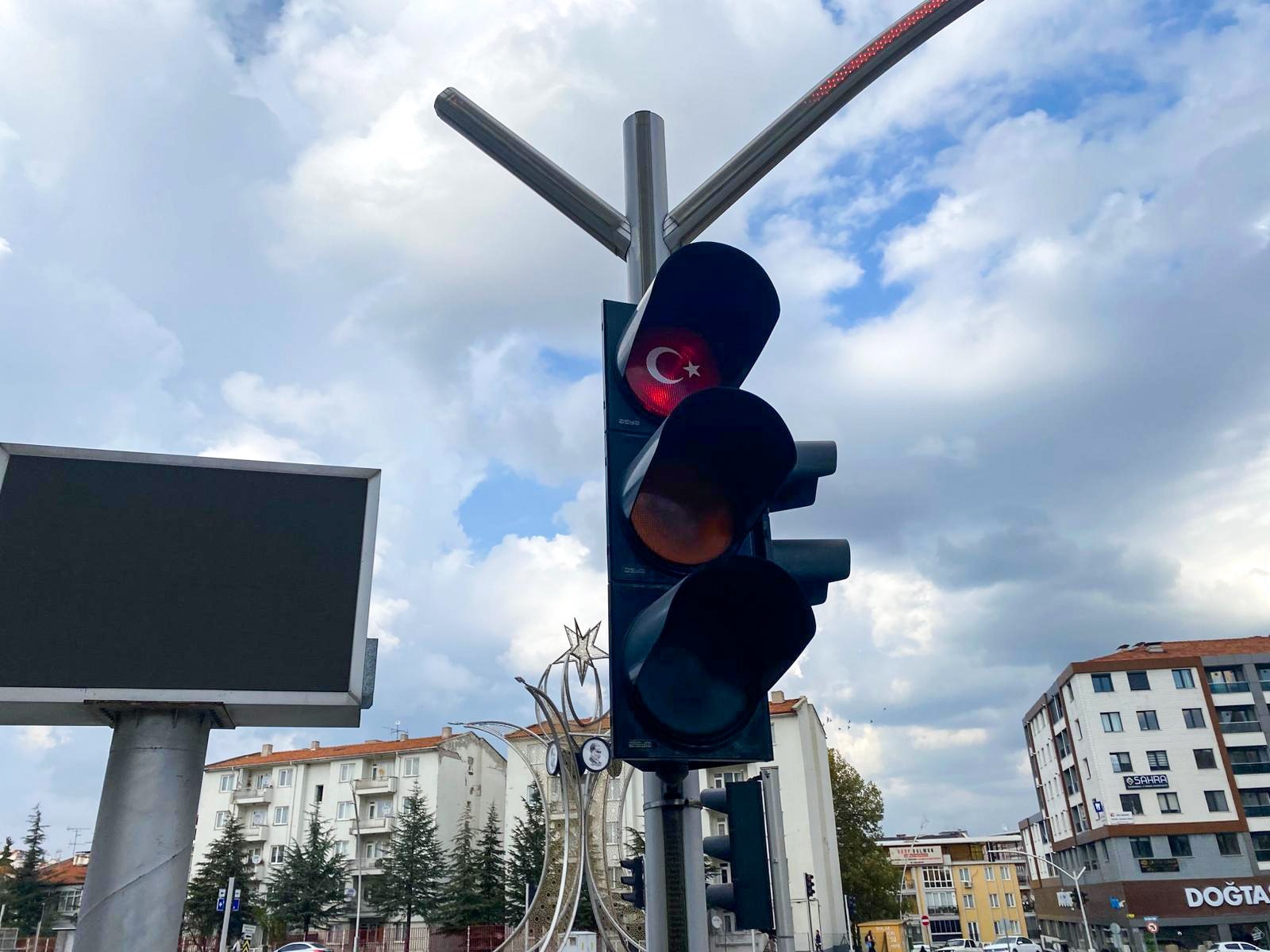 Uşak’ta Trafik Lambalarına Milli Duyguları Güçlendiren Anlamlı Uygulama Uşak Belediyesi,