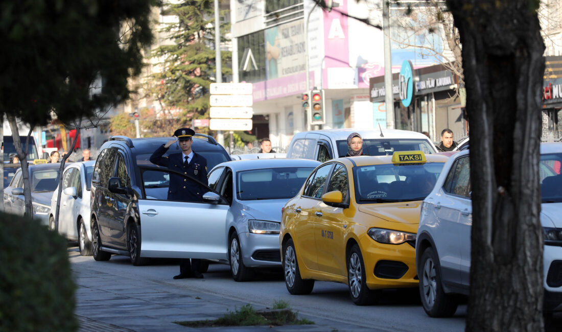 Yenimahalle’de Saat 09.05’de Hayat Durdu Yenimahalleliler, Türkiye Cumhuriyeti’nin kurucusu Gazi