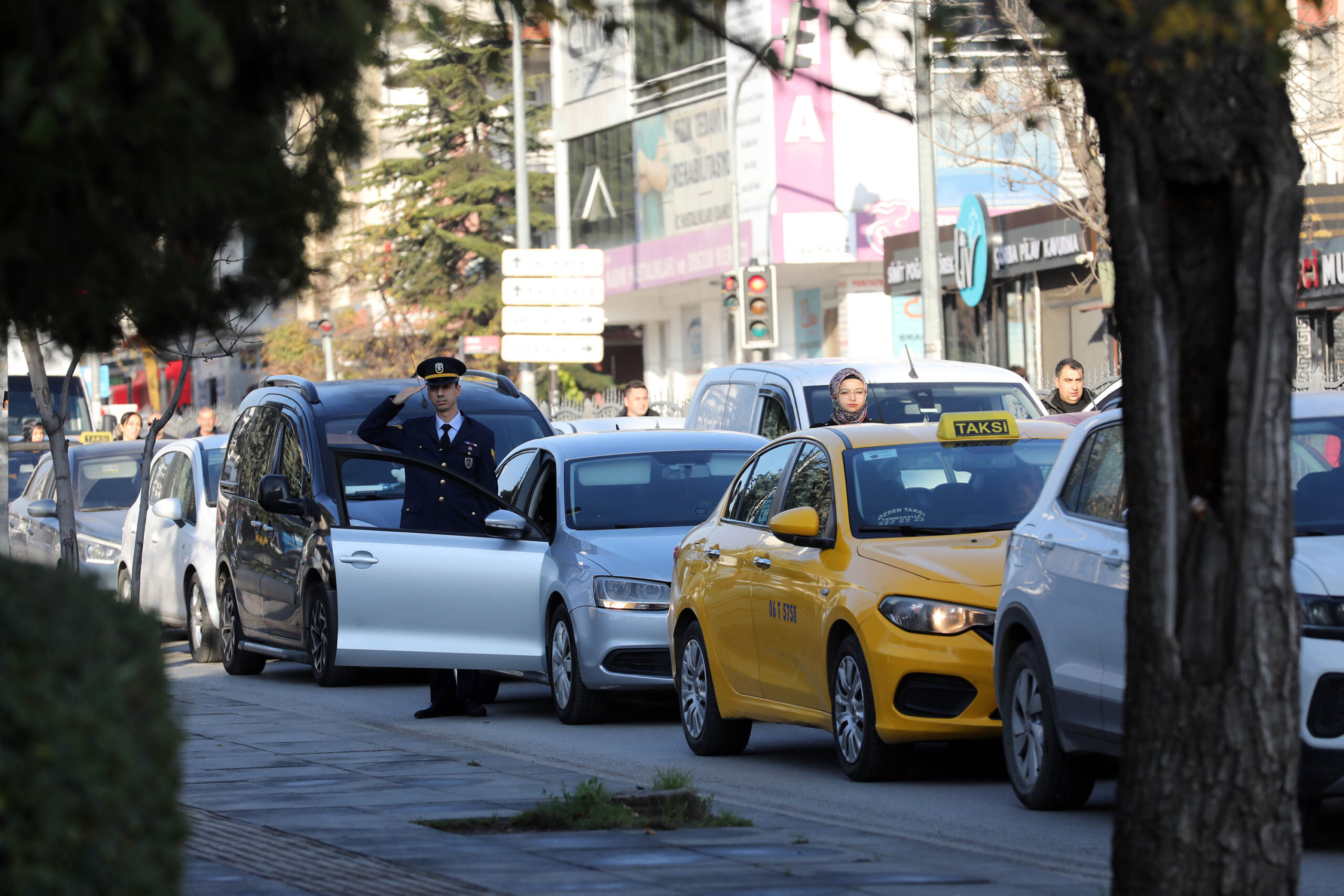 Yenimahalle’de Saat 09.05’de Hayat Durdu Yenimahalleliler, Türkiye Cumhuriyeti’nin kurucusu Gazi