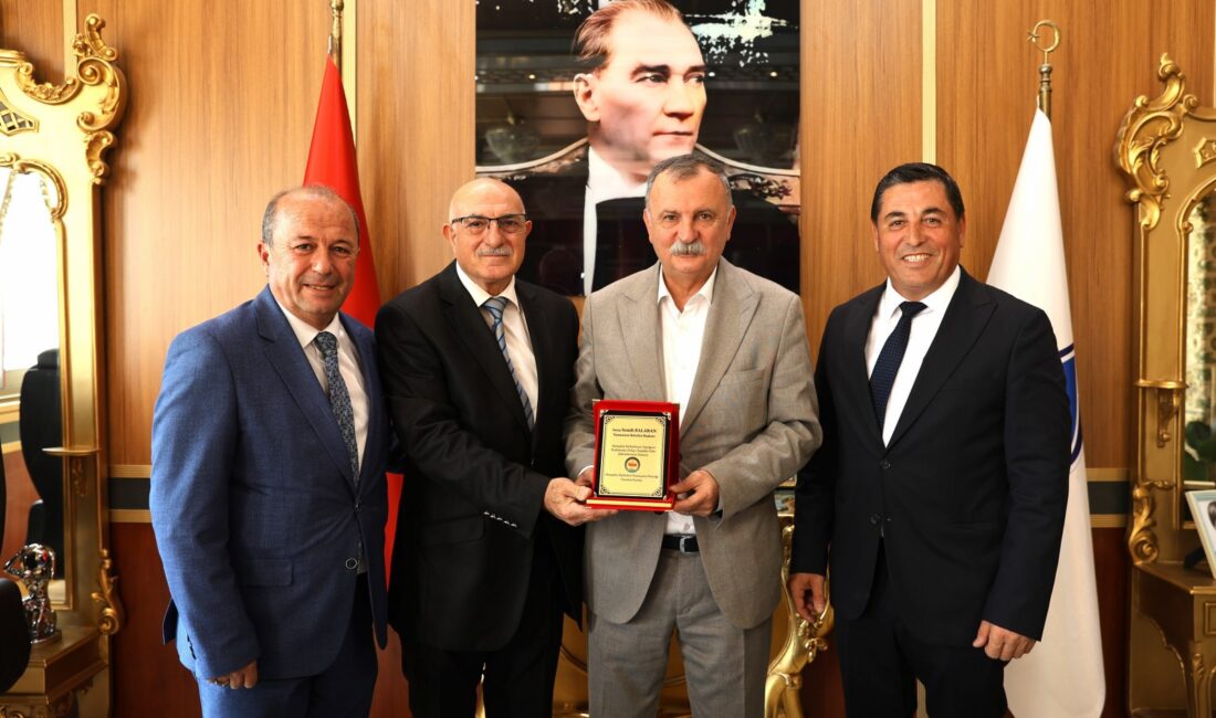 Hemşehri Derneklerinden Yunusemre Belediye Başkanı Semih Balaban’a Anlamlı Plaket Manisa'da faaliyet gösteren hemşehri dernekleri, Yunusemre Belediye Başkanı Semih Balaban'a