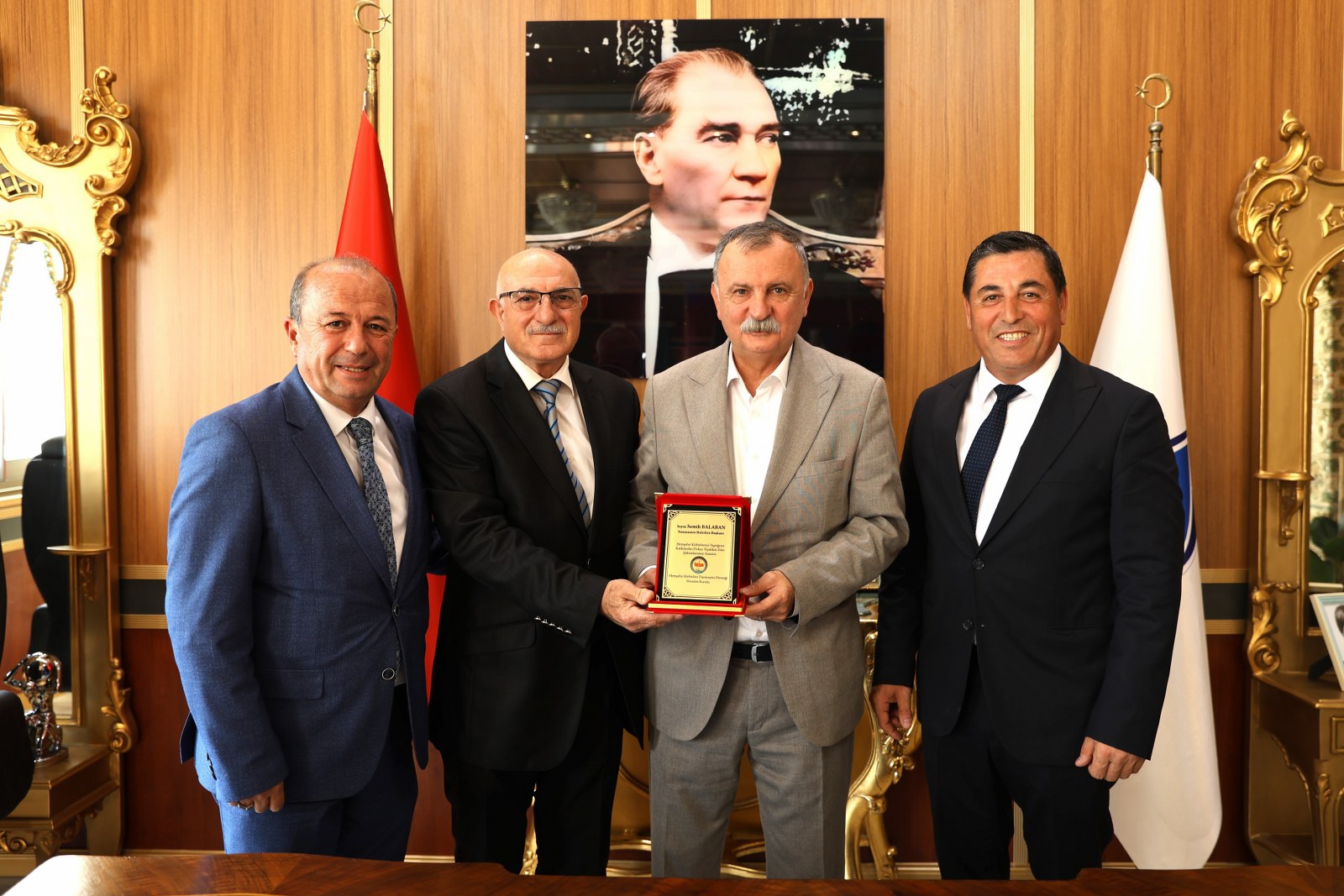 Manisa'da faaliyet gösteren hemşehri dernekleri, Yunusemre Belediye Başkanı Semih Balaban'a