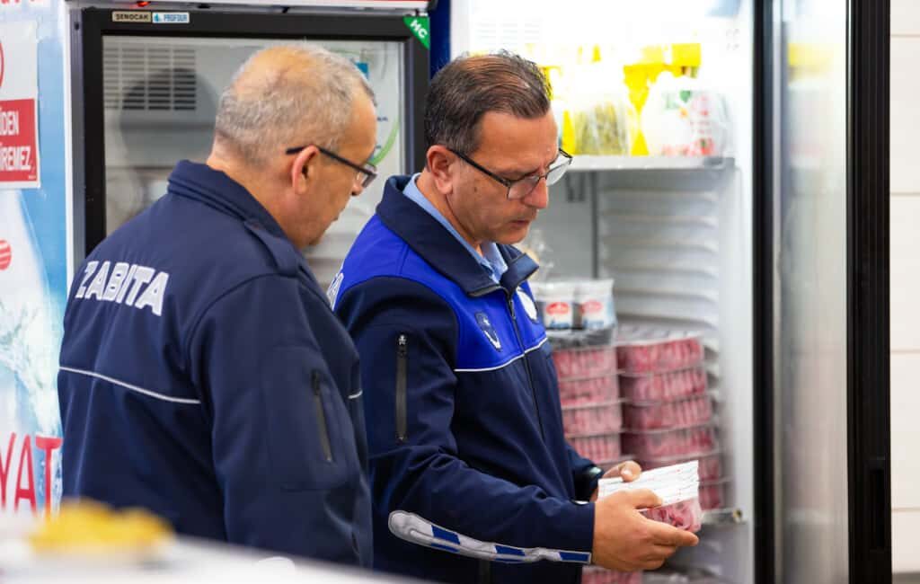 Narlıdere Belediyesi Zabıta Ekiplerinden Okul Kantinlerine Sıkı Denetim Narlıdere Belediyesi Zabıta Müdürlüğü ekipleri, okul kantinlerinde denetimlerini aralıksız sürdürüyor.