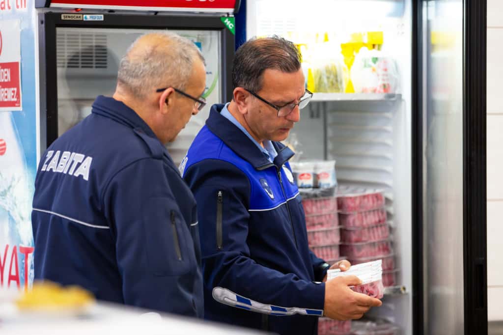 Narlıdere Belediyesi Zabıta Müdürlüğü ekipleri, okul kantinlerinde denetimlerini aralıksız sürdürüyor.