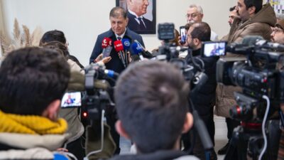 İzmir Büyükşehir Belediye Başkanı Dr. Cemil Tugay, basın mensuplarının sorularını