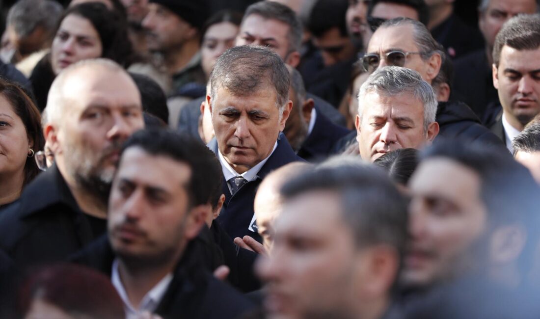 Manisa’nın ilk kadın belediye başkanı Gülşah Durbay son yolculuğuna uğurlandı Tedavi gördüğü Manisa Şehir Hastanesi’nde hayatını kaybeden, Manisa’nın ilk kadın