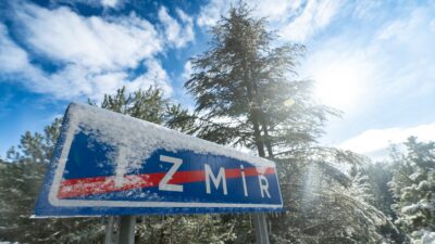 İzmir’in yüksek kesimleri, hava sıcaklıklarının düşmesi ve kar yağışının etkisiyle