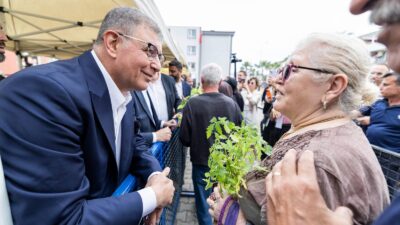 İzmir Büyükşehir Belediyesi  zor günler geçiren çiftçiye 2025 yılında 550