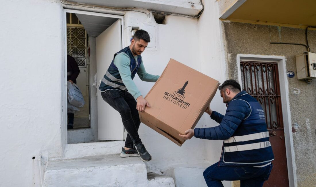 İzmir Büyükşehir Belediyesi, ihtiyacı olan ailelere battaniye, soba, yakacak, bot