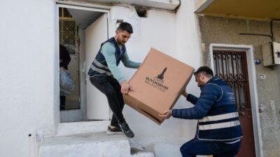 İzmir Büyükşehir Belediyesi, ihtiyacı olan ailelere battaniye, soba, yakacak, bot