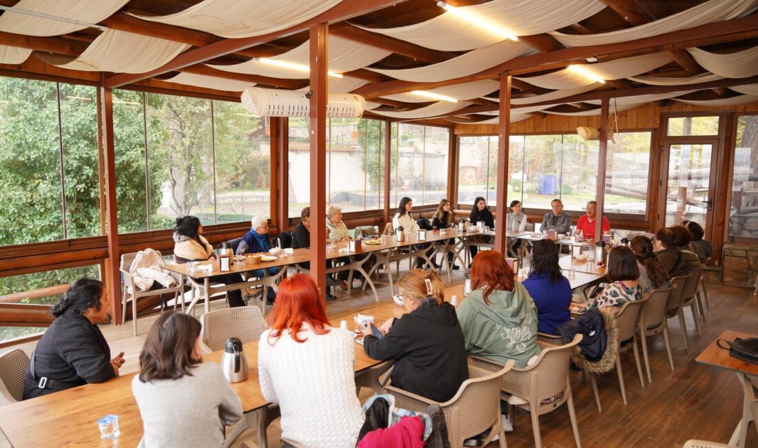 Ayvalık Belediye Başkanı Mesut Ergin: “Kentimizin geleceğini kadınlarla birlikte şekillendiriyoruz” Ayvalık Belediye Başkanı Mesut Ergin, Kent Konseyi Kadın Meclisi ve