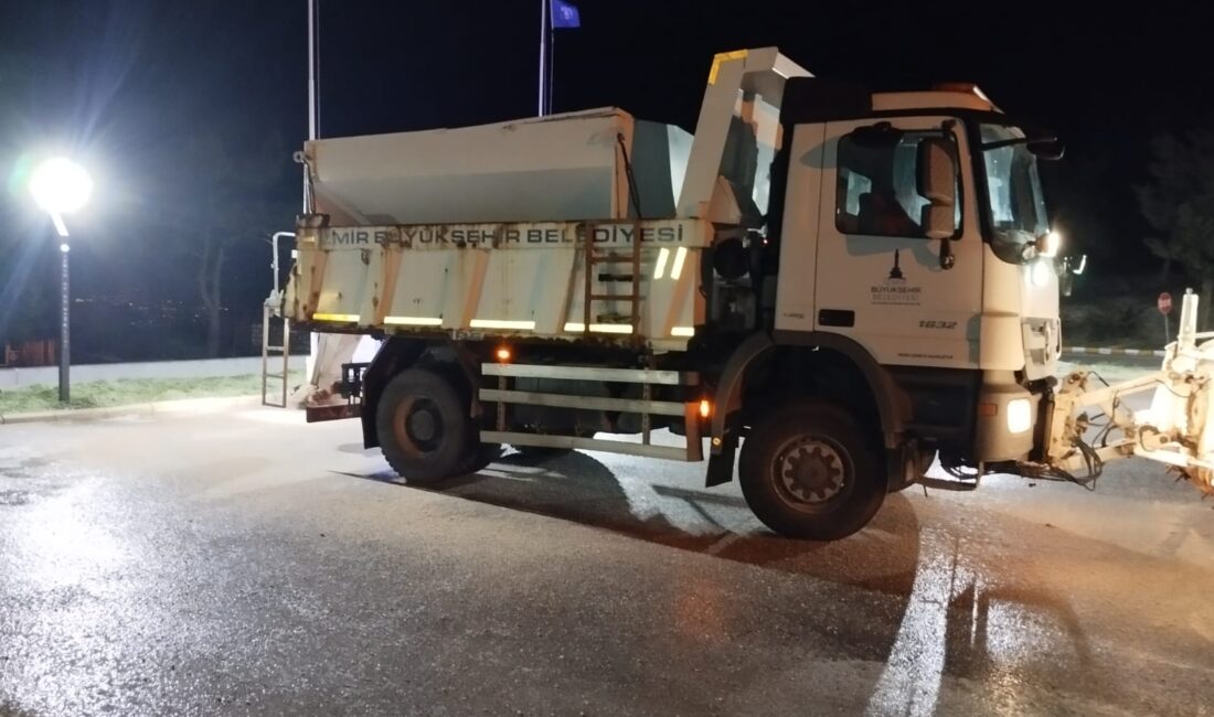 İzmir Büyükşehir Belediyesi ekipleri, kentteki hava sıcaklığının hızla düşmesi ve