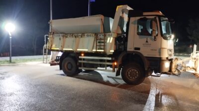 İzmir Büyükşehir Belediyesi ekipleri, kentteki hava sıcaklığının hızla düşmesi ve