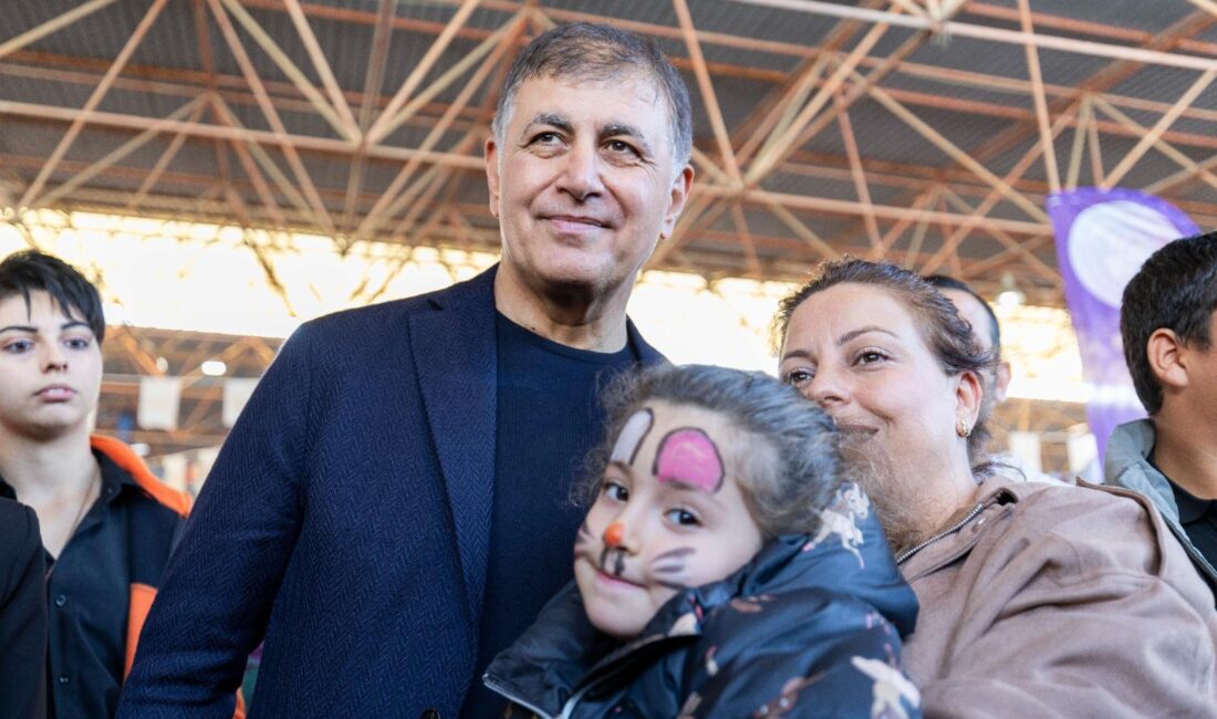 İzmir’den Türkiye’ye yayılan bereket 25. Mandalina Şenliği üreticinin yüzünü güldürdü