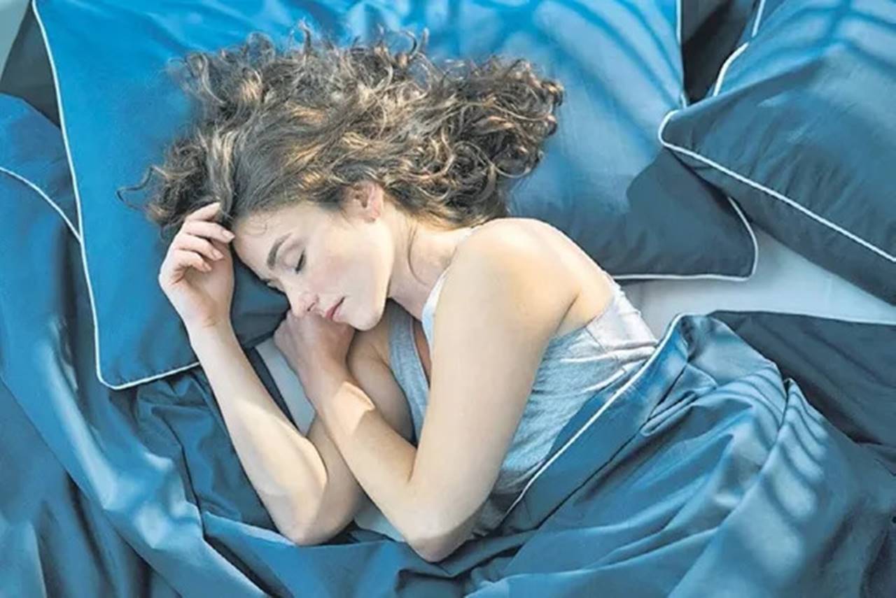 Günümüzde uyku hakkında sıkça duyduğumuz bir kural vardır: “Yetişkinler her