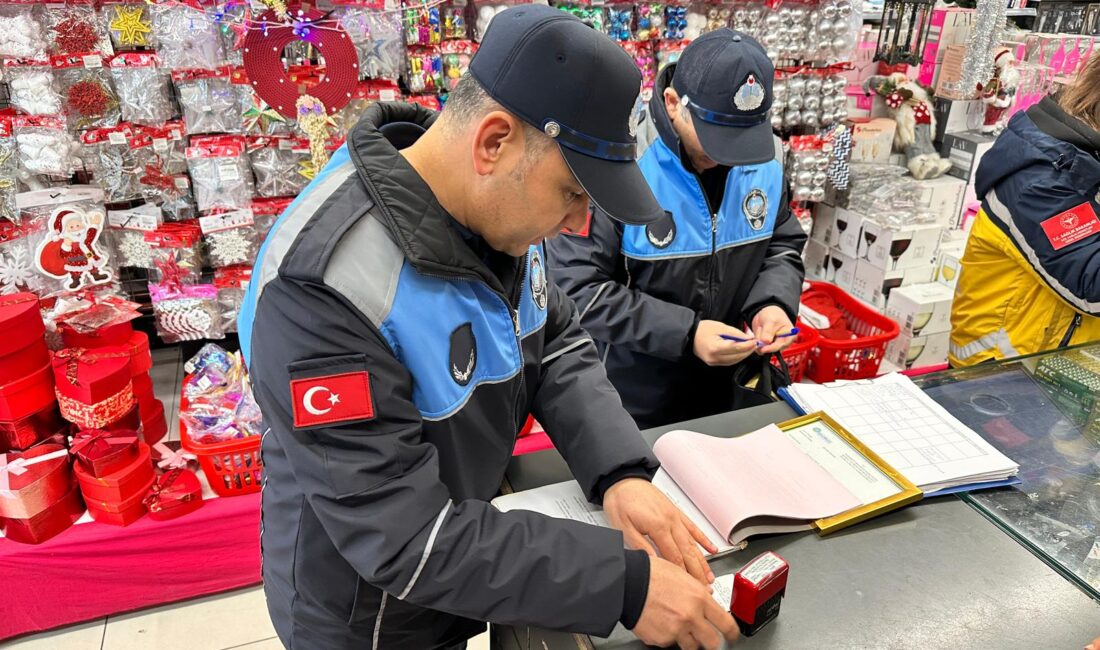 Bakırköy Belediyesi Zabıta Müdürlüğü ekipleri, vatandaşların yılbaşı hazırlıklarını yaptığı market,