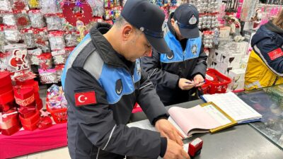 Bakırköy Belediyesi Zabıta Müdürlüğü ekipleri, vatandaşların yılbaşı hazırlıklarını yaptığı market,