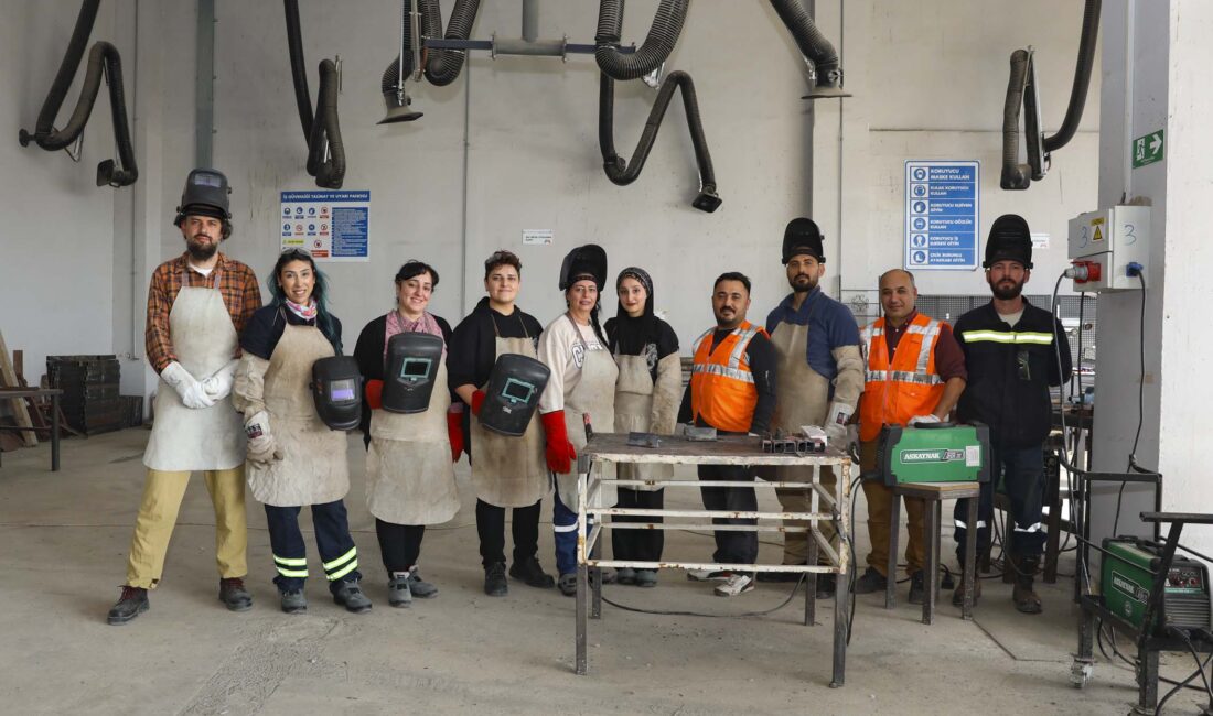 BAŞKAN SEÇER, BÜYÜKŞEHİR’İN ÇOCUK MECLİSİ ÜYELERİ İLE BİR ARAYA GELDİ “MERSİN SİYASETİNİN GERÇEKLERİ ÇOCUK MECLİSİ’NE DE YANSIYOR”