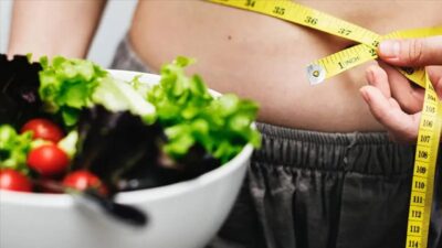 Sağlıklı beslenmeye özen gösteriyor, düzenli olarak spor yapıyor ama tartıda