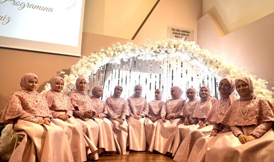 İZMİR’DE GENÇ HAFİZELER İCAZETLERİNİ ALDI AKÇEV (Ahlak Kültür ve Çevre Derneği ) tarafından himaye edilen