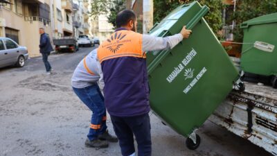 Karabağlar Belediyesi, ilçede temizlik hizmetlerini güçlendirmek amacıyla çöp konteynerlerini yenileme
