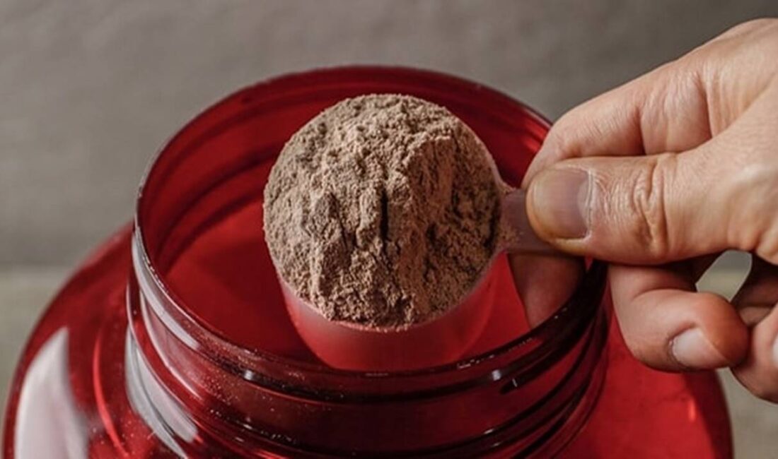 Protein Tozu: Vücudunuz Gerçekten Buna İhtiyaç Duyuyor mu? Protein tozları, sporcuların ve özellikle yoğun egzersiz yapan kişilerin dikkatini