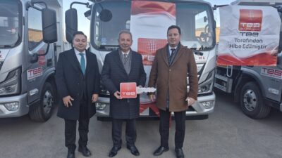 SALİHLİ BELEDİYESİ’NE YENİ ÇÖP TOPLAMA KAMYONU Türkiye Belediyeler Birliği tarafından düzenlenen araç teslim törenine Salihli Belediye