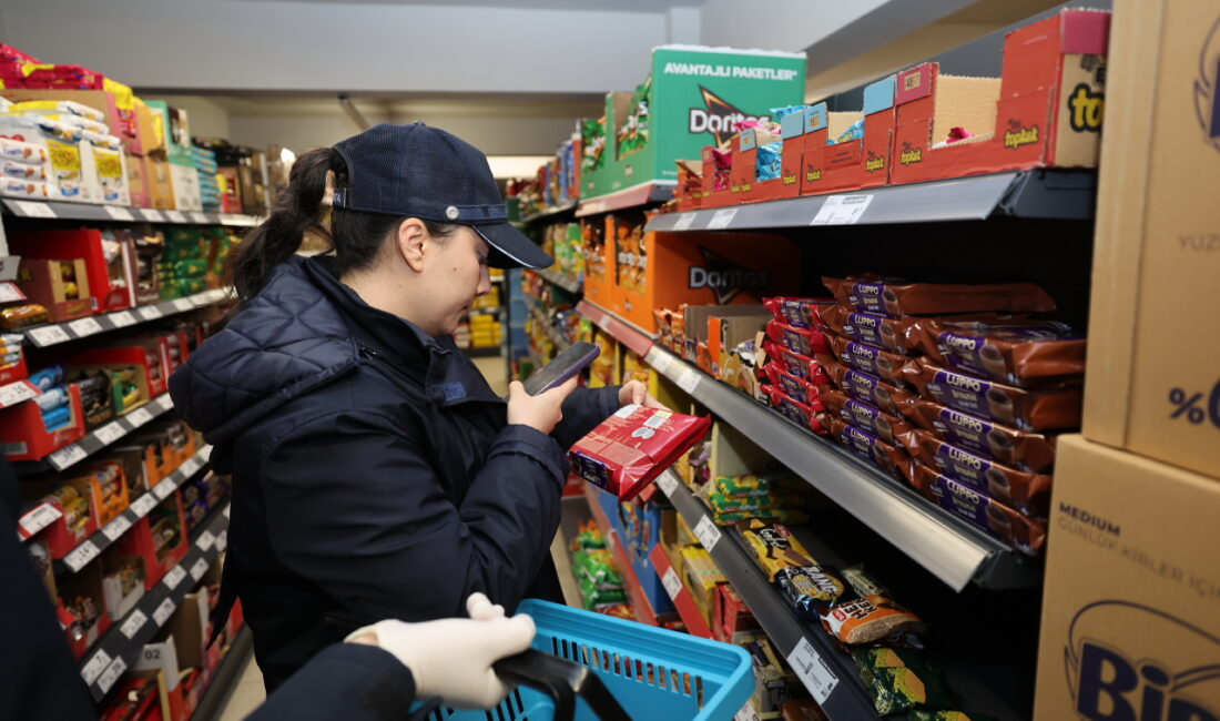 Küçükçekmece Belediyesi Zabıta Müdürlüğü ekipleri, yaklaşan yılbaşı öncesi ilçedeki pastane,