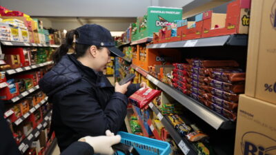 Küçükçekmece Belediyesi Zabıta Müdürlüğü ekipleri, yaklaşan yılbaşı öncesi ilçedeki pastane,