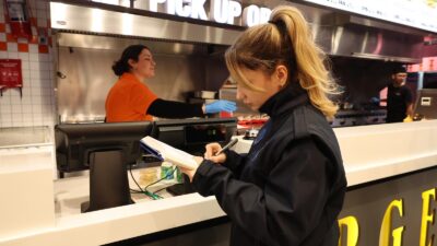 Bayrampaşa Belediyesi Zabıta ve Sağlık İşleri ekipleri, yılbaşı öncesinde artan