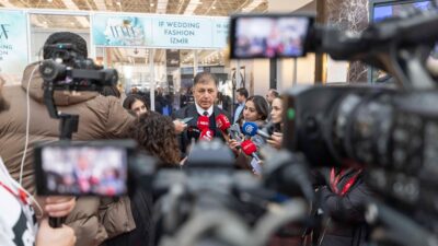 İzmir Büyükşehir Belediye Başkanı Dr. Cemil Tugay, belediyeye ait bazı