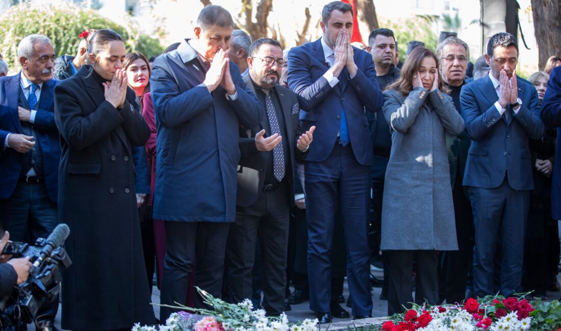 Türkiye Cumhuriyeti’nin kurucusu Ulu Önder Gazi Mustafa Kemal Atatürk‘ün İzmir’e