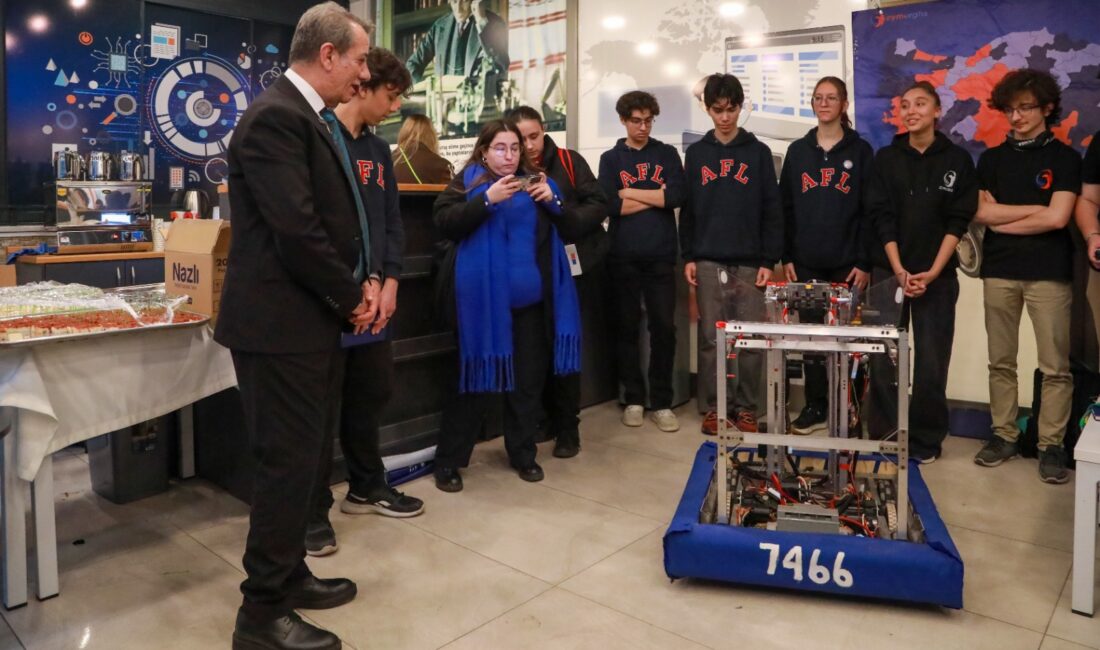 Efeler Belediye Başkanı Anıl Yetişkin, gençlerin dijital becerilerini geliştirmek ve