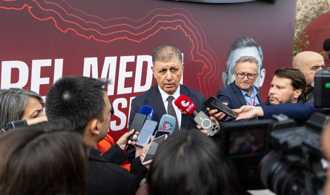İzmir Büyükşehir Belediye Başkanı Dr. Cemil Tugay, basın mensuplarının kent
