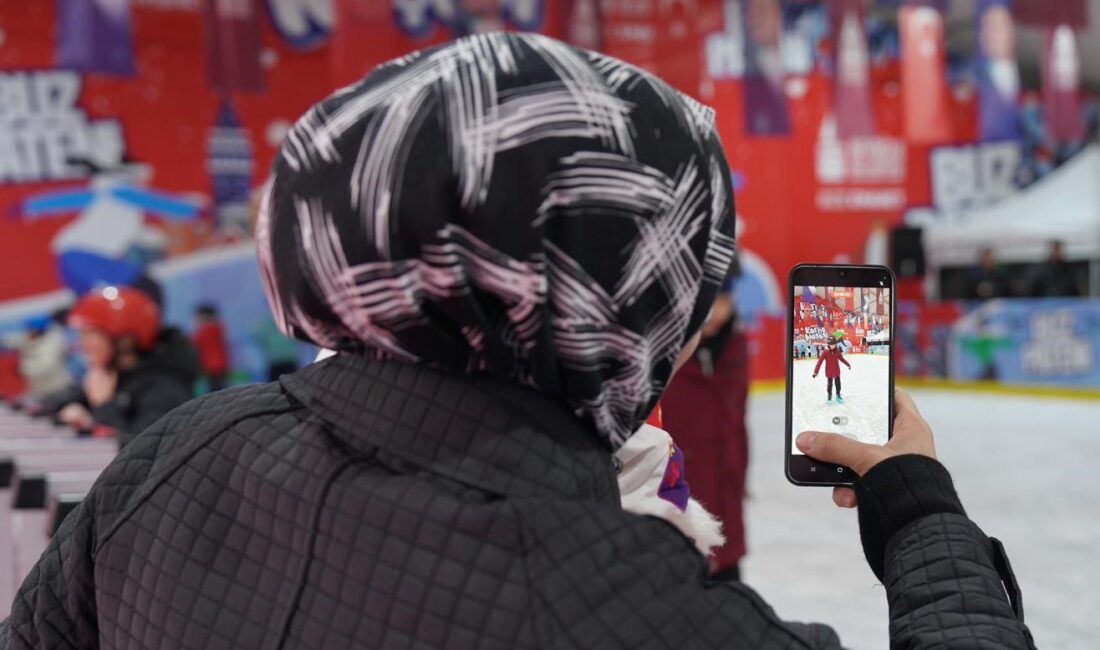 Beyoğlu’nda yarıyıl tatiline çıkan çocuklar