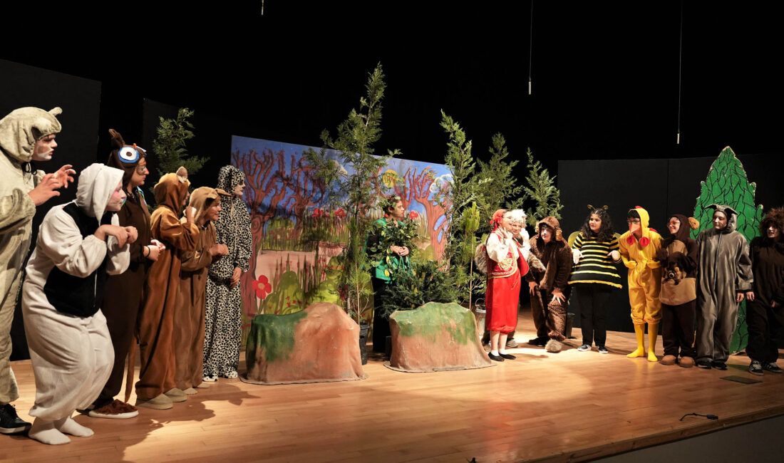 ÜCRETSİZ TİYATRO GÖSTERİMİ KEÇİÖREN’DE YOĞUN İLGİ GÖRÜYOR Keçiören Belediyesi’nin yarıyıl tatiline özel hazırladığı etkinlikler kapsamında ücretsiz olarak