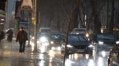 İzmir Büyükşehir Belediyesi, kent genelinde etkili olan sağanak yağış ve