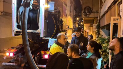 Yıldırım düştü, gelgit nedeniyle dereler taştı; İzmir’de akşam saatlerinde etkisini