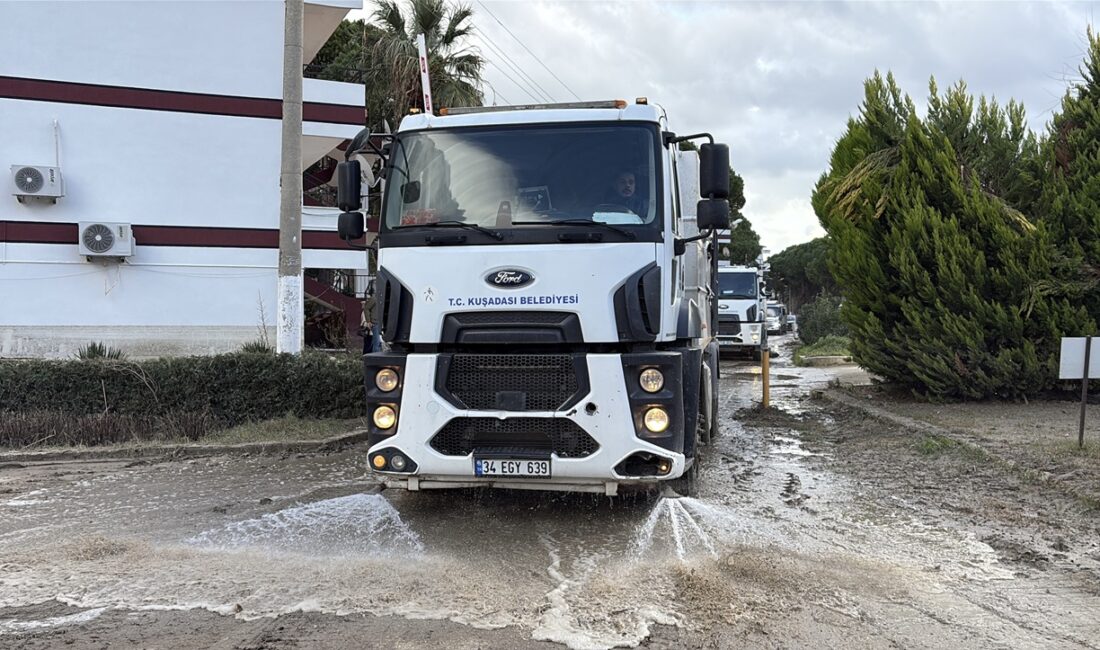 KUŞADASI BELEDİYESİ SAĞANAK YAĞIŞIN İZLERİNİ TEMİZLEMEYE DEVAM EDİYOR