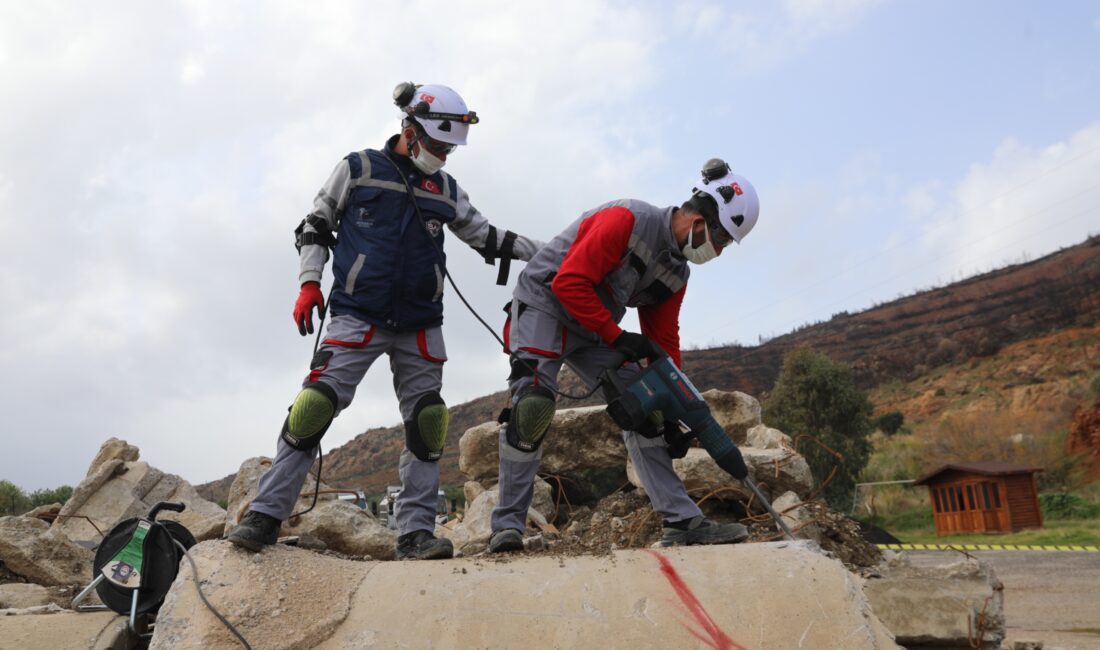 Seferihisar Arama Kurtarma (SAK) ekibi afetlere karşı hazırlıklarını aralıksız sürdürüyor Seferihisar Belediyesi bünyesinde faaliyet gösteren Seferihisar Arama Kurtarma (SAK) Ekibi,
