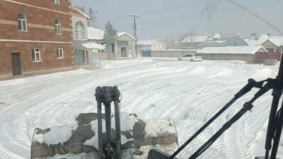 Ağrı Belediyesi’nden Taziye Evleri Önünde Kar Temizleme Çalışması Ağrı Merkez mahallelerinde bulunan taziye evlerinin önlerinde, yurttaşlarımızın mağduriyet yaşamaması