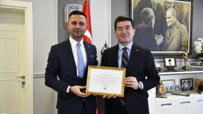 TEV Trabzon Şubesi yönetimi, Ortahisar Belediyesi’nin işbirliğiyle öğrencilere sağlanan burs