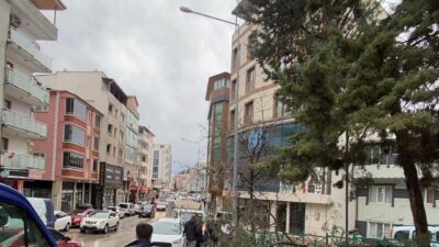 Bursa Büyükşehir Belediyesi, kent genelinde etkili olan şiddetli rüzgarın yol