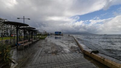Fırtına duvarı Kordon’da taşkını önledi; İzmir Büyükşehir Belediyesi tarafından Kordon’da