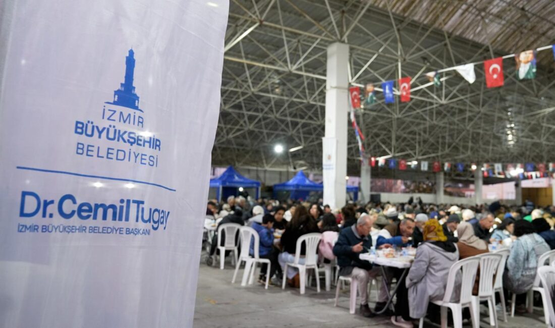 İzmir Büyükşehir Belediyesi, ramazanın ilk gününde Gaziemir’de kurduğu iftar sofrasında