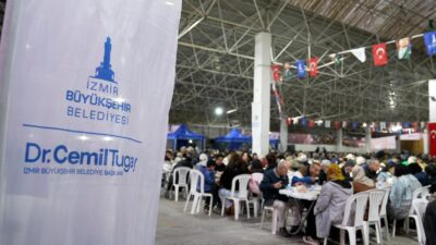 İzmir Büyükşehir Belediyesi, ramazanın ilk gününde Gaziemir’de kurduğu iftar sofrasında