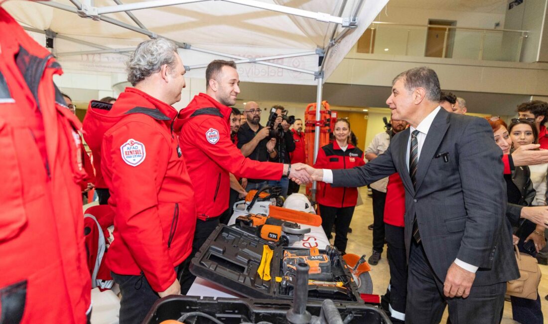 Başkan Tugay: Birden fazla yangın uçağı kiralamaya hazırız İzmir Büyükşehir Belediye Başkanı Dr. Cemil Tugay, Kıyı Ege Belediyeler