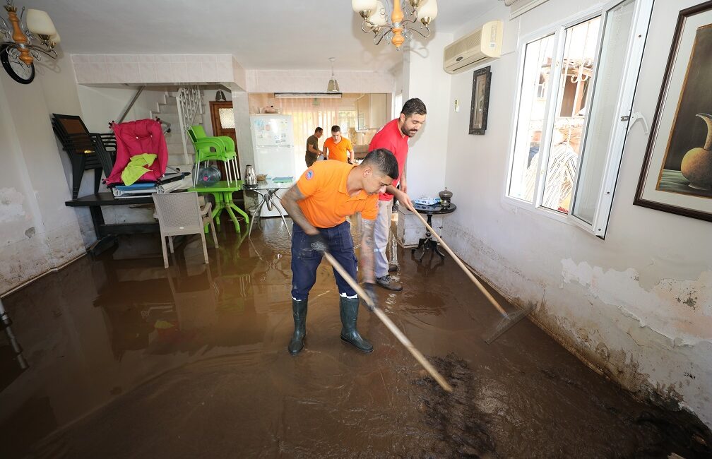 Menderes Belediyesi’nden Vatandaşa Temizlik Desteği Son günlerde yaşanan aşırı yağışlar nedeniyle mağduriyet yaşayan vatandaşlara Menderes